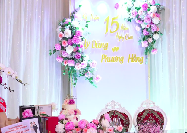 Vợ chồng bà Phương Hằng mở tiệc online kỷ niệm 15 năm cưới: Nữ đại gia lên đồ sexy, hột xoàn đầy người, trang trí nhà hoành tráng như hôn lễ - Ảnh 2. Vợ chồng bà Phương Hằng mở tiệc online kỷ niệm 15 năm cưới: Nữ đại gia lên đồ sexy, hột xoàn đầy người, trang trí nhà hoành tráng như hôn lễ - Ảnh 2.