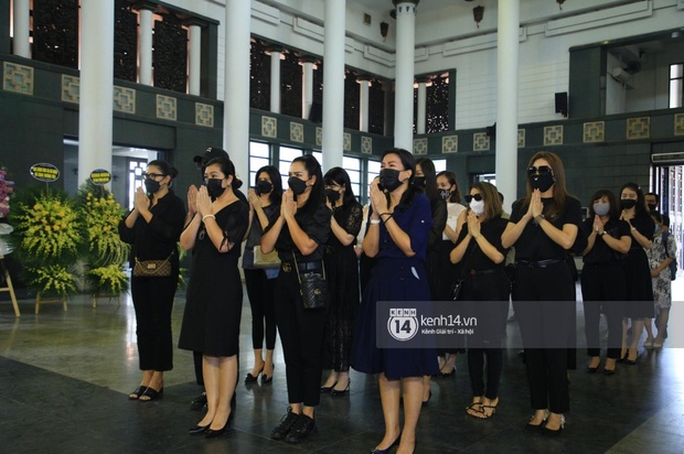 Tang lễ Hoa hậu Thu Thuỷ: Linh cữu được đưa đi hoả táng, em trai đau buồn ôm chặt di ảnh, Hoa hậu Đỗ Mỹ Linh và dàn sao Vbiz xót xa đến viếng - Ảnh 28.