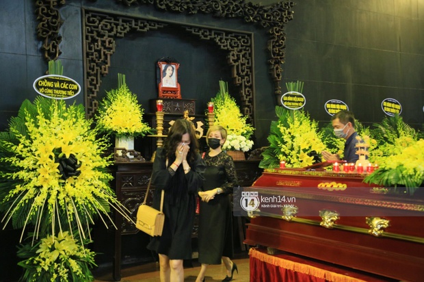 Tang lễ Hoa hậu Nguyễn Thu Thuỷ: Hoa hậu Đỗ Mỹ Linh và sao Vbiz xót xa đến viếng, gia đình thất thần trong lễ truy điệu - Ảnh 18.