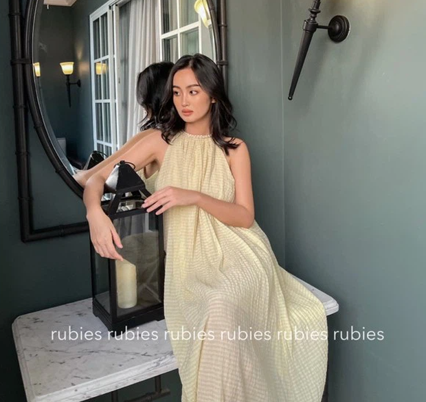 Muốn khoe vai sexy tinh tế như Jennie, chị em sắm ngay mấy mẫu váy yếm xinh xắn giá hợp lý này đi - Ảnh 2.