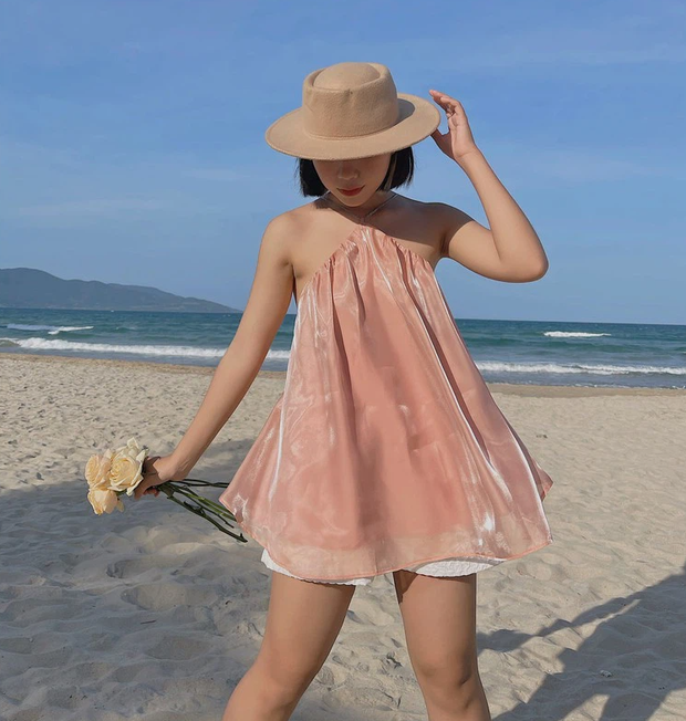 Muốn khoe vai sexy tinh tế như Jennie, chị em sắm ngay mấy mẫu váy yếm xinh xắn giá hợp lý này đi - Ảnh 4.