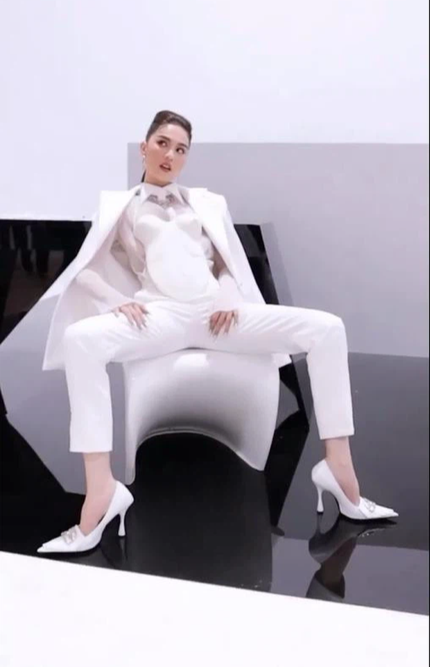 Rosé ngồi banh chân tè he ra để pose dáng mà vẫn không bị dân tình gạch đá, lý do là gì? - Ảnh 13. Rosé ngồi banh chân tè he ra để pose dáng mà vẫn không bị dân tình gạch đá, lý do là gì? - Ảnh 13.