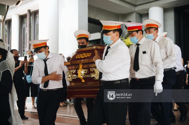 Tang lễ Hoa hậu Thu Thuỷ: Linh cữu được đưa đi hoả táng, em trai đau buồn ôm chặt di ảnh, Hoa hậu Đỗ Mỹ Linh và dàn sao Vbiz xót xa đến viếng - Ảnh 3.