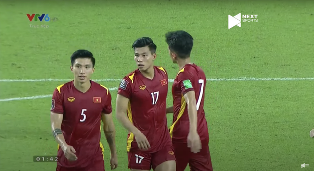 Hai “nam thần” Văn Hậu - Tiến Dũng thắm thiết, hé lộ bữa ăn đơn giản của tuyển Việt Nam sau trận thắng đậm tối qua - Ảnh 1.