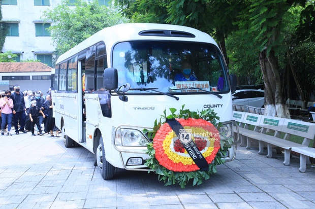 Tang lễ Hoa hậu Thu Thuỷ: Linh cữu được đưa đi hoả táng, em trai đau buồn ôm chặt di ảnh, Hoa hậu Đỗ Mỹ Linh và dàn sao Vbiz xót xa đến viếng - Ảnh 10.