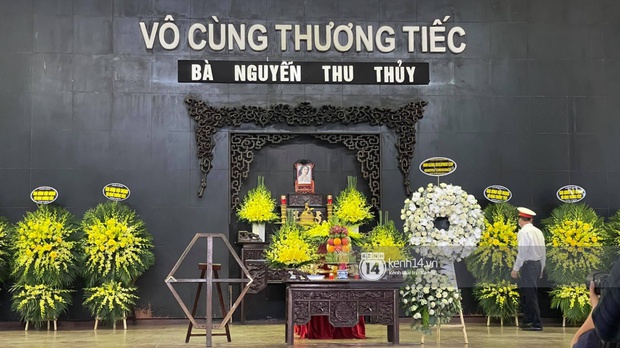 Tang lễ Hoa hậu Nguyễn Thu Thuỷ: Chồng cũ và các con thất thần, Hoa hậu Đỗ Mỹ Linh và sao Vbiz xót xa đến viếng - Ảnh 23.