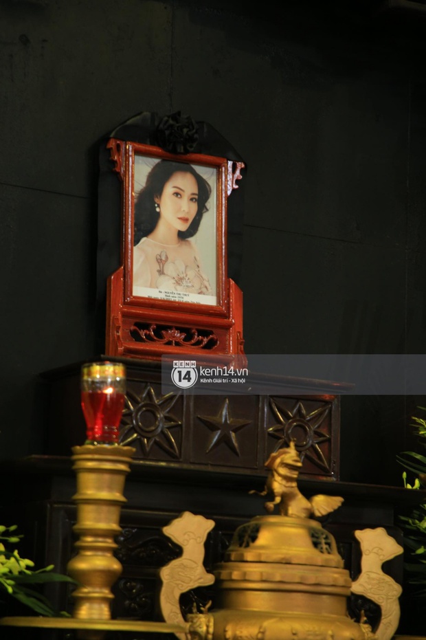 Cập nhật tang lễ Hoa hậu Nguyễn Thu Thuỷ: Chồng cũ và các con thất thần, không khí u buồn bao trùm nhà tang lễ  - Ảnh 13.