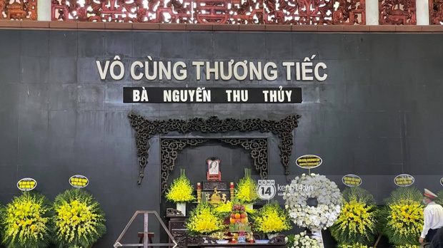Cập nhật tang lễ Hoa hậu Nguyễn Thu Thuỷ: Chồng cũ và các con thất thần, không khí u buồn bao trùm nhà tang lễ  - Ảnh 12.
