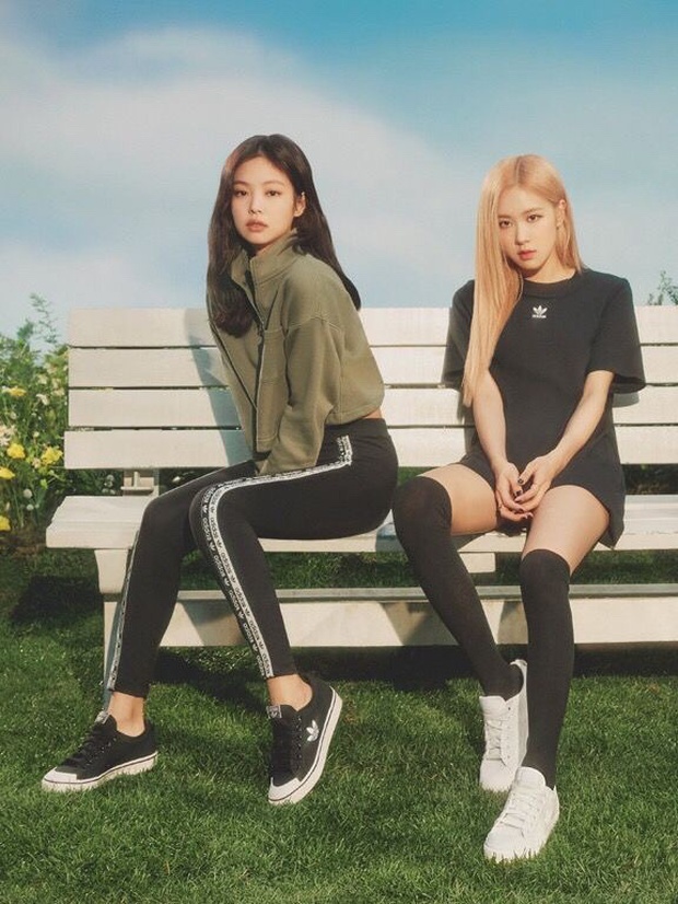 Rosé ngồi banh chân tè he ra để pose dáng mà vẫn không bị dân tình gạch đá, lý do là gì? - Ảnh 10. Rosé ngồi banh chân tè he ra để pose dáng mà vẫn không bị dân tình gạch đá, lý do là gì? - Ảnh 10.