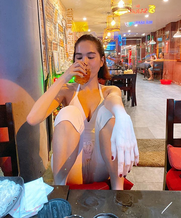 Rosé ngồi banh chân tè he ra để pose dáng mà vẫn không bị dân tình gạch đá, lý do là gì? - Ảnh 2. Rosé ngồi banh chân tè he ra để pose dáng mà vẫn không bị dân tình gạch đá, lý do là gì? - Ảnh 2.
