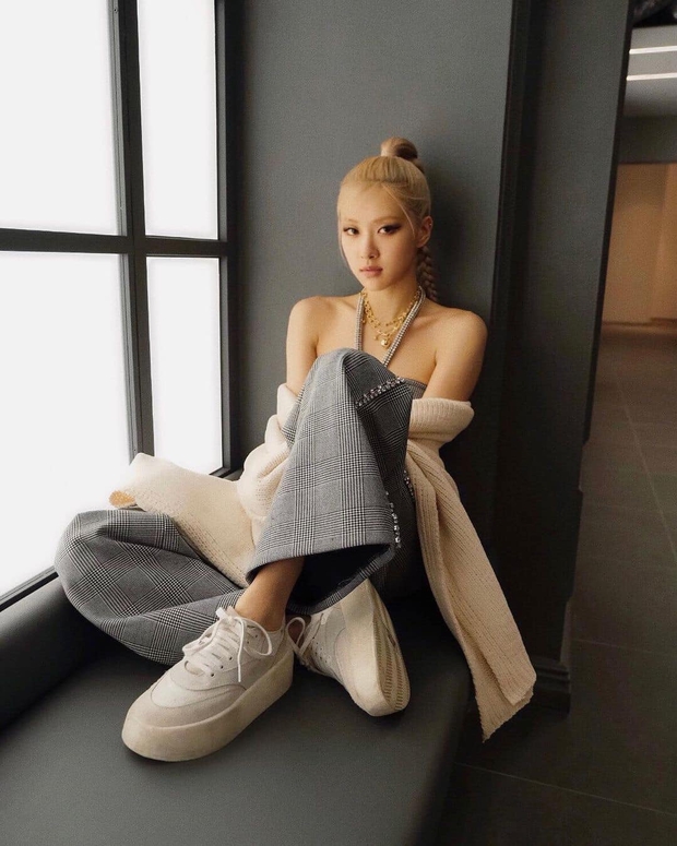 Rosé ngồi banh chân tè he ra để pose dáng mà vẫn không bị dân tình gạch đá, lý do là gì? - Ảnh 7. Rosé ngồi banh chân tè he ra để pose dáng mà vẫn không bị dân tình gạch đá, lý do là gì? - Ảnh 7.