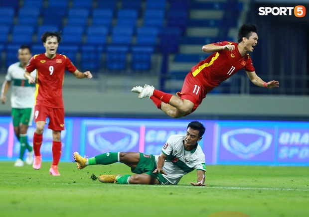 Duy Mạnh bóp cổ cầu thủ Indonesia sau pha phạm lỗi nguy hiểm với Tuấn Anh - Ảnh 1. Duy Mạnh bóp cổ cầu thủ Indonesia sau pha phạm lỗi nguy hiểm với Tuấn Anh - Ảnh 1.
