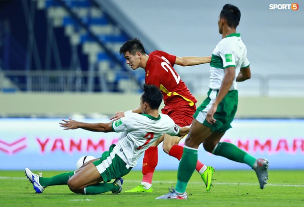 Những màn ăn mừng đầy kiêu hãnh của ĐT Việt Nam trong trận vùi dập Indonesia 4-0 - Ảnh 1.