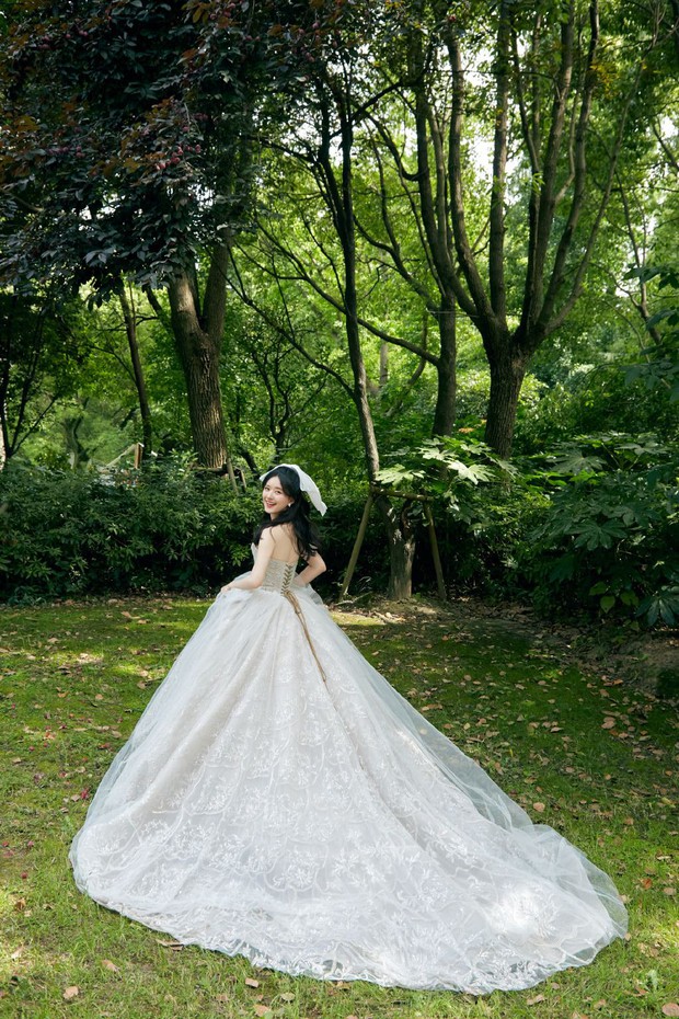 Trà xanh Triệu Lộ Tư gây sốt với loạt ảnh �team qua đường chụp, visual nức nở nhường nào mà cả Weibo náo loạn? - Ảnh 9.