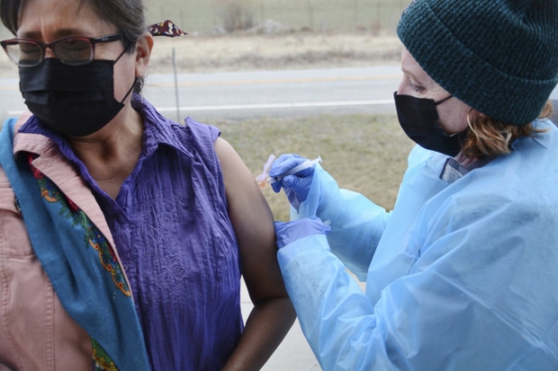Bộ tộc Blackfeet (Mỹ) đẩy lùi Covid-19 nhờ tiêm vaccine cho 98% dân số - Ảnh 1.