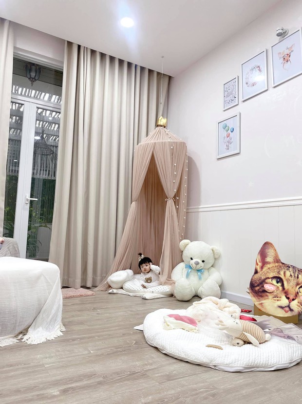 Ăn mừng Việt Nam thắng 4-0 kiểu bố bỉm Ông Cao Thắng: Không có cờ, nhanh tay bế ái nữ lên hô to, nhìn mặt Winnie hớn quá! - Ảnh 3.