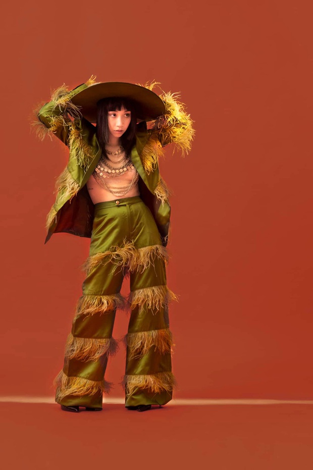 Hết khoe vòng 3 lại thả rông vòng 1, cứ với cái đà này, con gái Mỹ Linh sẽ trở thành fashion icon nổi loạn cho mà xem! - Ảnh 2.