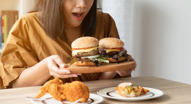Dừng ngay 5 thói quen ăn uống này nếu chị em không muốn sở hữu vòng eo bánh mì - Ảnh 1. Dừng ngay 5 thói quen ăn uống này nếu chị em không muốn sở hữu vòng eo bánh mì - Ảnh 1.