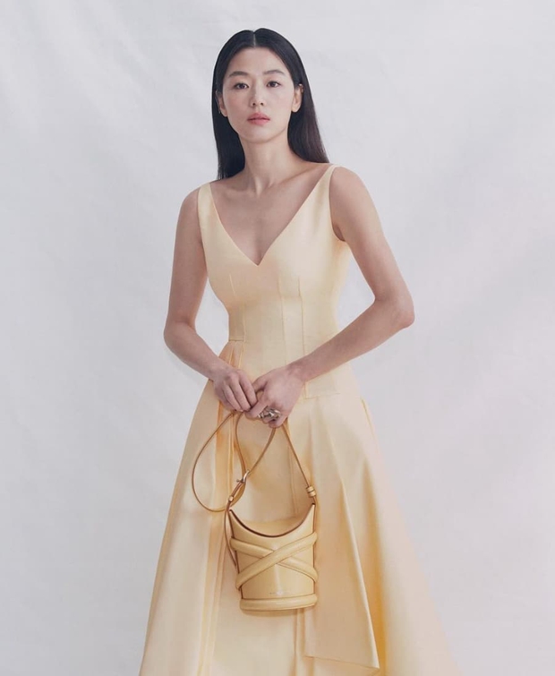 Mợ chảnh Jeon Ji Hyun - Hyeri đụng hàng: Bên lấp ló vòng 1, bên lại ngây thơ e ấp, style nào ăn điểm hơn? - Ảnh 4.