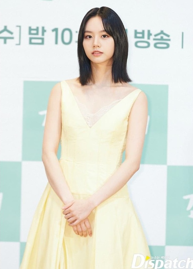 Mợ chảnh Jeon Ji Hyun - Hyeri đụng hàng: Bên lấp ló vòng 1, bên lại ngây thơ e ấp, style nào ăn điểm hơn? - Ảnh 1.