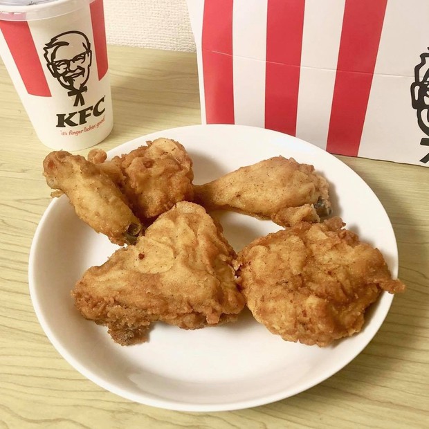 Ăn KFC còn thừa đống xương, thanh niên rảnh rỗi thiết kế luôn thành đồ chơi siêu ngầu - Ảnh 1. Ăn KFC còn thừa đống xương, thanh niên rảnh rỗi thiết kế luôn thành đồ chơi siêu ngầu - Ảnh 1.