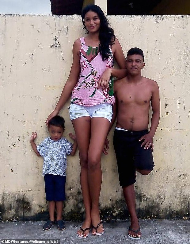 Mẫu nữ khổng lồ 2m1 từng bị dị nghị vì cưới chồng quá thấp bé, cuộc sống hiện tại và chiều cao của con trai 3 tuổi đặc biệt gây chú ý - Ảnh 5.