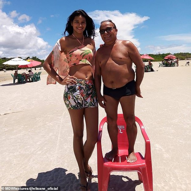 Mẫu nữ khổng lồ 2m1 từng bị dị nghị vì cưới chồng quá thấp bé, cuộc sống hiện tại và chiều cao của con trai 3 tuổi đặc biệt gây chú ý - Ảnh 2.