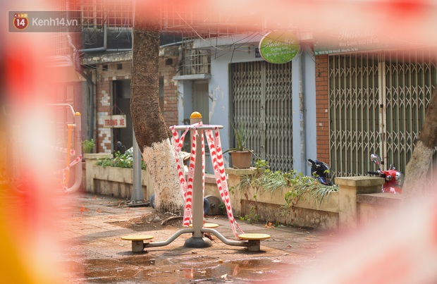 Hà Nội: Phong toả tạm thời hàng loạt máy tập thể dục ngoài trời, khu vui chơi trẻ em để phòng dịch Covid-19 - Ảnh 9. Hà Nội: Phong toả tạm thời hàng loạt máy tập thể dục ngoài trời, khu vui chơi trẻ em để phòng dịch Covid-19 - Ảnh 9.