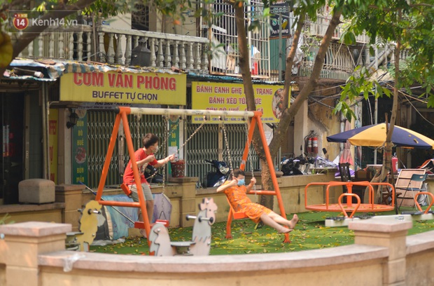 Hà Nội: Phong toả tạm thời hàng loạt máy tập thể dục ngoài trời, khu vui chơi trẻ em để phòng dịch Covid-19 - Ảnh 11. Hà Nội: Phong toả tạm thời hàng loạt máy tập thể dục ngoài trời, khu vui chơi trẻ em để phòng dịch Covid-19 - Ảnh 11.
