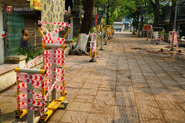 Hà Nội: Phong toả tạm thời hàng loạt máy tập thể dục ngoài trời, khu vui chơi trẻ em để phòng dịch Covid-19 - Ảnh 6. Hà Nội: Phong toả tạm thời hàng loạt máy tập thể dục ngoài trời, khu vui chơi trẻ em để phòng dịch Covid-19 - Ảnh 6.