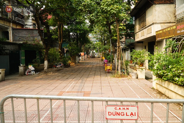 Hà Nội: Phong toả tạm thời hàng loạt máy tập thể dục ngoài trời, khu vui chơi trẻ em để phòng dịch Covid-19 - Ảnh 1. Hà Nội: Phong toả tạm thời hàng loạt máy tập thể dục ngoài trời, khu vui chơi trẻ em để phòng dịch Covid-19 - Ảnh 1.