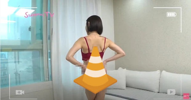 Mang nội y lên sóng review, lại còn mặc thử làm mẫu để bán hàng, nữ YouTuber bị chỉ trích thậm tệ vì quá phản cảm - Ảnh 5. Mang nội y lên sóng review, lại còn mặc thử làm mẫu để bán hàng, nữ YouTuber bị chỉ trích thậm tệ vì quá phản cảm - Ảnh 5.