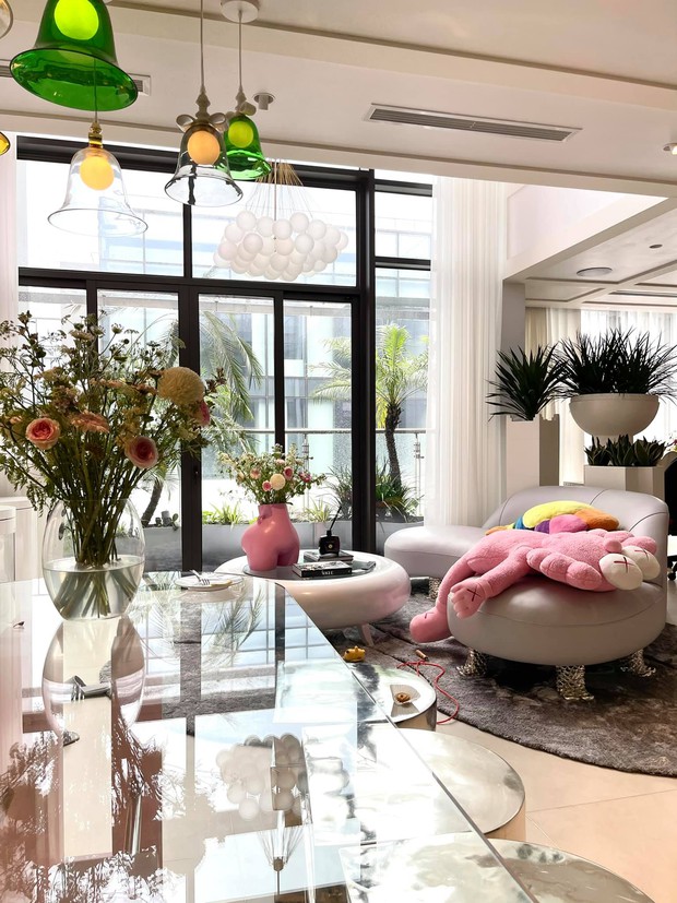 Căn duplex siêu cá tính của nhà thiết kế: Chơi toàn màu rực rỡ, ai ngắm cũng phải thốt lên không đụng hàng - Ảnh 2.