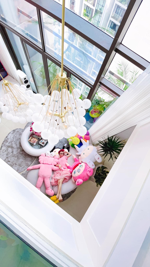 Căn duplex siêu cá tính của nhà thiết kế: Chơi toàn màu rực rỡ, ai ngắm cũng phải thốt lên không đụng hàng - Ảnh 7.