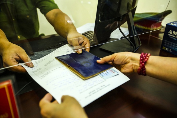 Hôm nay, người dân Hà Nội phấn khởi khi đi tách khẩu chỉ mất 5 phút - Ảnh 4.