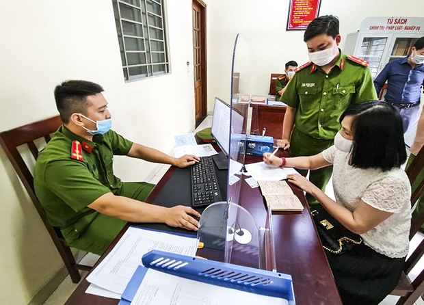 Hôm nay, người dân Hà Nội phấn khởi khi đi tách khẩu chỉ mất 5 phút - Ảnh 9.