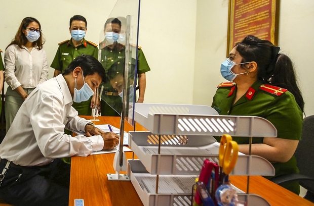 Hôm nay, người dân Hà Nội phấn khởi khi đi tách khẩu chỉ mất 5 phút - Ảnh 10.