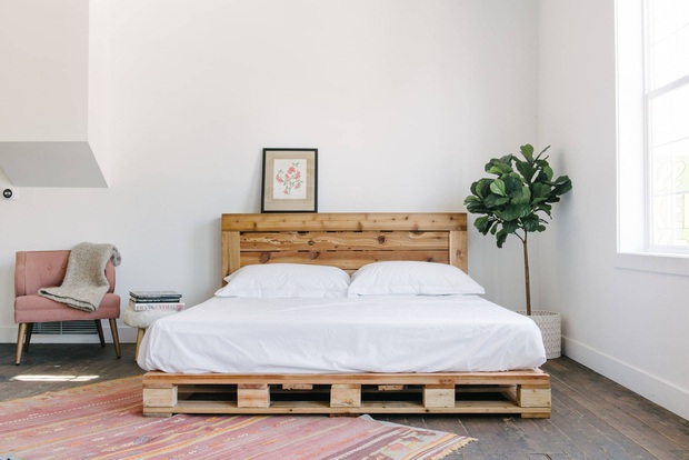 Mê giường pallet mà chưa biết decor, bạn chỉ cần tậu 5 thứ này là có thành quả mỹ mãn mà chẳng tốn nhiều - Ảnh 3.