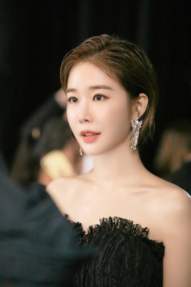 Yoo In Na lộ diện khác quá sau 6 năm làm mưa làm gió với Goblin, phần mũi lạ hoắc thay đổi cả gương mặt mỹ miều hồi nào? - Ảnh 7.