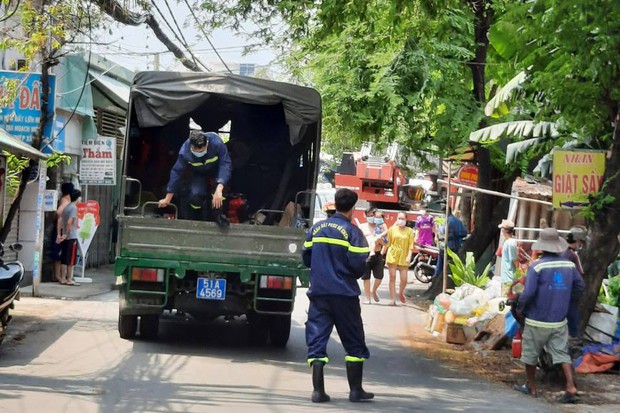 TP.HCM: Nhà vắng chủ bốc cháy dữ dội, lan sang 2 căn nhà liền kề  - Ảnh 1.