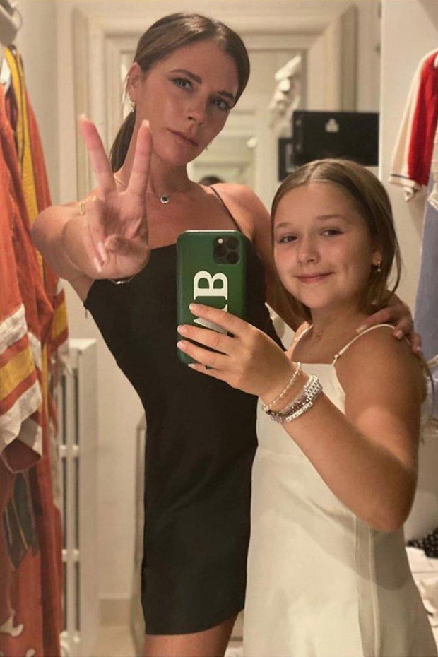 Ngỡ ngàng nhìn Harper Beckham thay đổi qua 10 năm: Từ bé đã được Tổng biên tập Vogue ưu ái, đi sự kiện mà át cả bố mẹ cực phẩm - Ảnh 19. Ngỡ ngàng nhìn Harper Beckham thay đổi qua 10 năm: Từ bé đã được Tổng biên tập Vogue ưu ái, đi sự kiện mà át cả bố mẹ cực phẩm - Ảnh 19.