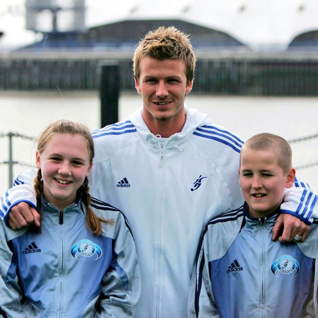Khoảnh khắc kỳ diệu: Hai đứa trẻ chụp cùng David Beckham cách đây 16 năm giờ đã trở thành nhân vật quan trọng của đội tuyển Anh tham dự Euro 2020 - Ảnh 1.
