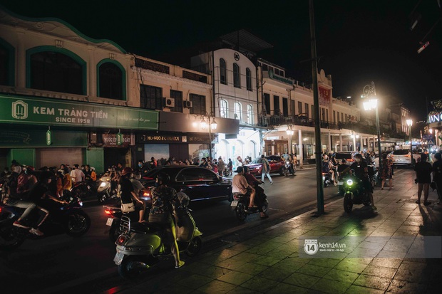 Một buổi tối cuối tuần ở khu hồ Gươm - trung tâm Hà Nội sau 3 tuần mở lại hàng quán trông như thế nào? - Ảnh 7.
