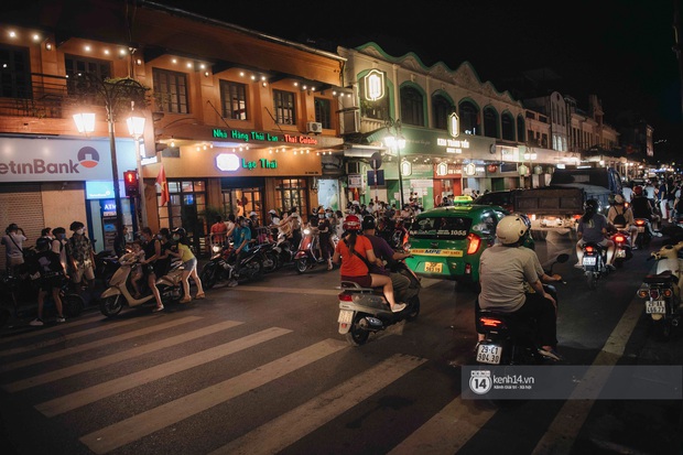Một buổi tối cuối tuần ở khu hồ Gươm - trung tâm Hà Nội sau 3 tuần mở lại hàng quán trông như thế nào? - Ảnh 11.