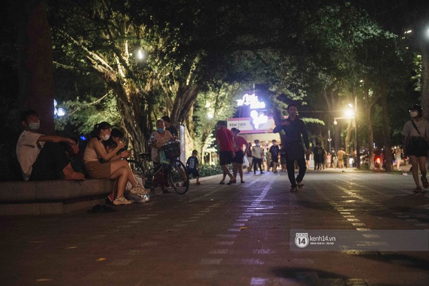 Một buổi tối cuối tuần ở khu hồ Gươm - trung tâm Hà Nội sau 3 tuần mở lại hàng quán trông như thế nào? - Ảnh 10.