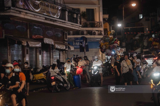 Một buổi tối cuối tuần ở khu hồ Gươm - trung tâm Hà Nội sau 3 tuần mở lại hàng quán trông như thế nào? - Ảnh 12.