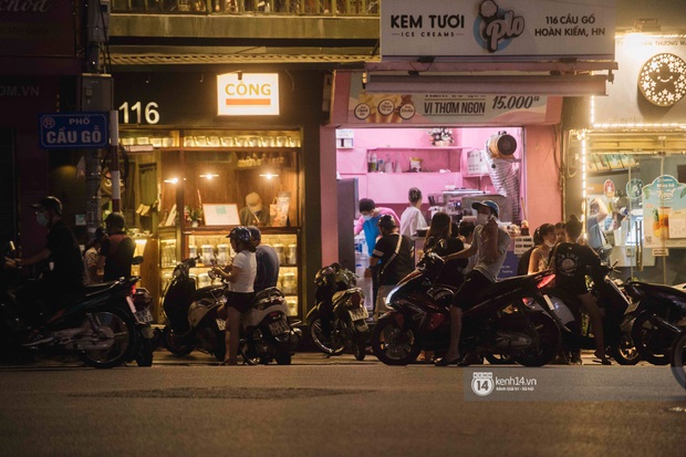 Một buổi tối cuối tuần ở khu hồ Gươm - trung tâm Hà Nội sau 3 tuần mở lại hàng quán trông như thế nào? - Ảnh 6.