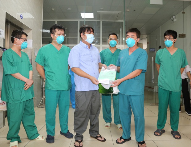 Kỳ diệu: Chiến sĩ công an tại quận Tân Phú mắc Covid-19 nặng đã xuất viện sau hơn 1 tháng điều trị - Ảnh 1. Kỳ diệu: Chiến sĩ công an tại quận Tân Phú mắc Covid-19 nặng đã xuất viện sau hơn 1 tháng điều trị - Ảnh 1.