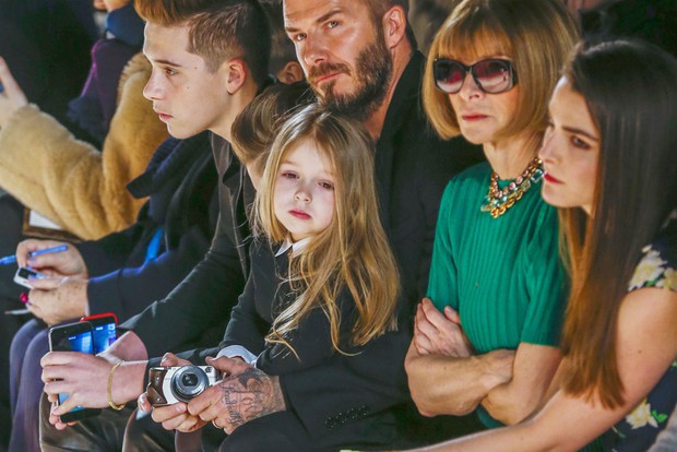Ngỡ ngàng nhìn Harper Beckham thay đổi qua 10 năm: Từ bé đã được Tổng biên tập Vogue ưu ái, đi sự kiện mà át cả bố mẹ cực phẩm - Ảnh 11. Ngỡ ngàng nhìn Harper Beckham thay đổi qua 10 năm: Từ bé đã được Tổng biên tập Vogue ưu ái, đi sự kiện mà át cả bố mẹ cực phẩm - Ảnh 11.