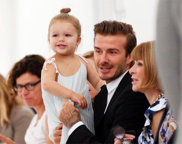 Ngỡ ngàng nhìn Harper Beckham thay đổi qua 10 năm: Từ bé đã được Tổng biên tập Vogue ưu ái, đi sự kiện mà át cả bố mẹ cực phẩm - Ảnh 6. Ngỡ ngàng nhìn Harper Beckham thay đổi qua 10 năm: Từ bé đã được Tổng biên tập Vogue ưu ái, đi sự kiện mà át cả bố mẹ cực phẩm - Ảnh 6.